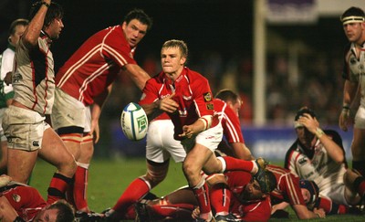 27.10.06...Llanelli Scarlets v Ulster, Heineken Cup Rugby Scarlets Dwayne Peel feeds the ball out 