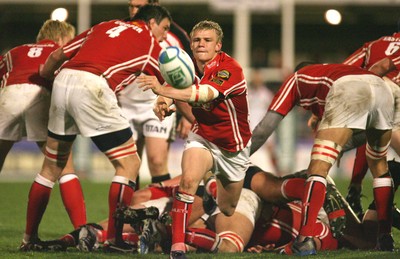 27.10.06...Llanelli Scarlets v Ulster, Heineken Cup Rugby Scarlets Dwayne Peel Feeds the ball out 