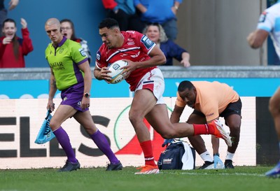 250426 - Scarlets v Vodacom Bulls - United Rugby Championship - Callum Woolley of Scarlets scores a try