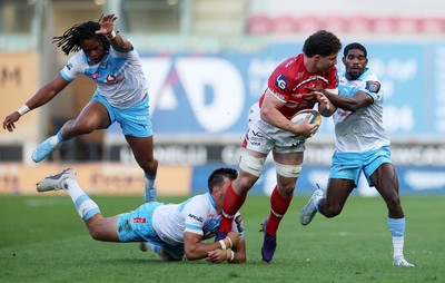 250426 - Scarlets v Vodacom Bulls - United Rugby Championship - Fletcher Anderson of Scarlets is tackled by Handre Pollard of Bulls 