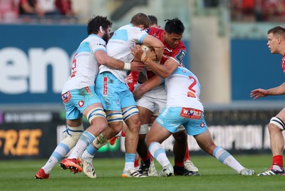 250426 - Scarlets v Vodacom Bulls - United Rugby Championship - Sam Lousi of Scarlets is tackled by Cameron Hanekom and Johan Grobbelaar of Bulls 