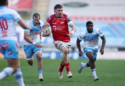 250426 - Scarlets v Vodacom Bulls - United Rugby Championship - Max Douglas of Scarlets makes a break