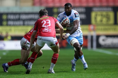 250426 - Scarlets v Vodacom Bulls - United Rugby Championship - Mpilo Gumede of Bulls is tackled by Ioan Jones of Scarlets 