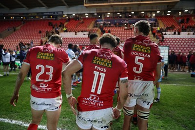 250426 - Scarlets v Vodacom Bulls - United Rugby Championship - Dejected Scarlets at full time