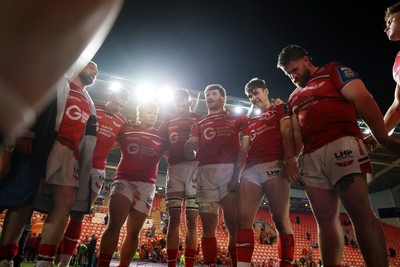 250426 - Scarlets v Vodacom Bulls - United Rugby Championship - Fletcher Anderson of Scarlets speaks in the team huddle