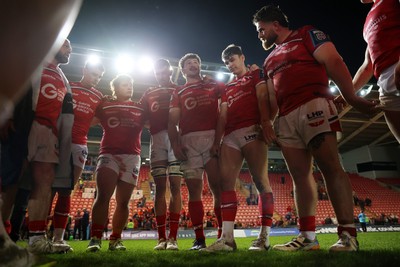 250426 - Scarlets v Vodacom Bulls - United Rugby Championship - Fletcher Anderson of Scarlets speaks in the team huddle