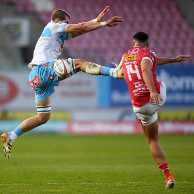 250426 - Scarlets v Vodacom Bulls - United Rugby Championship - Cameron Hanekom of Bulls blocks Callum Woolley of Scarlets kick
