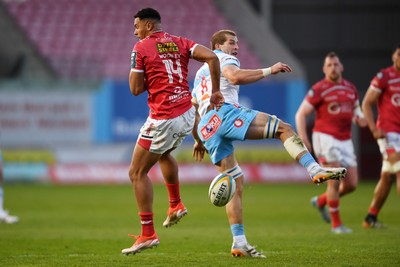 250426 - Scarlets v Vodacom Bulls - United Rugby Championship - Cameron Hanekom of Bulls blocks Callum Woolley of Scarlets kick