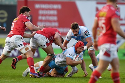 250426 - Scarlets v Vodacom Bulls - United Rugby Championship - Johan Grobbelaar of Bulls is challenged by Fletcher Anderson of Scarlets