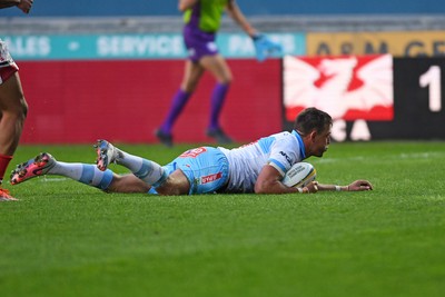 250426 - Scarlets v Vodacom Bulls - United Rugby Championship - Handre Pollard of Bulls scores a try