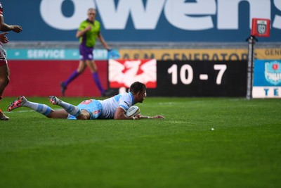 250426 - Scarlets v Vodacom Bulls - United Rugby Championship - Handre Pollard of Bulls scores a try