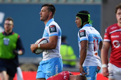 250426 - Scarlets v Vodacom Bulls - United Rugby Championship - Handre Pollard of Bulls celebrates scoring a try