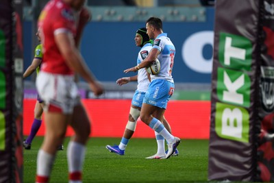 250426 - Scarlets v Vodacom Bulls - United Rugby Championship - Handre Pollard of Bulls celebrates scoring a try