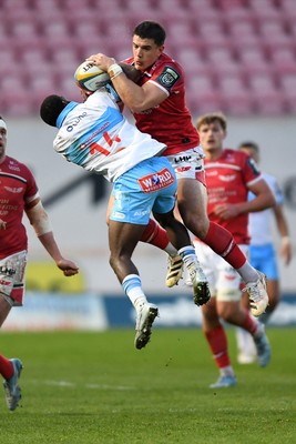 250426 - Scarlets v Vodacom Bulls - United Rugby Championship - Cheswill Jooste of Bulls is challenged by Joe Hawkins of Scarlets