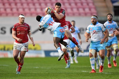 250426 - Scarlets v Vodacom Bulls - United Rugby Championship - Cheswill Jooste of Bulls is challenged by Joe Hawkins of Scarlets