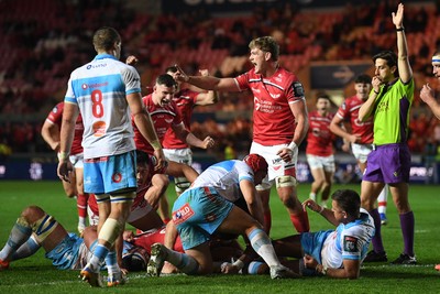 250426 - Scarlets v Vodacom Bulls - United Rugby Championship - Fletcher Anderson of Scarlets scores a try