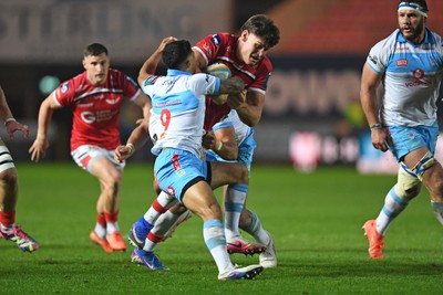 250426 - Scarlets v Vodacom Bulls - United Rugby Championship - Eddie James of Scarlets is challenged by Embrose Papier of Bulls
