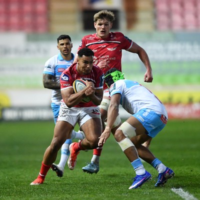 250426 - Scarlets v Vodacom Bulls - United Rugby Championship - Callum Woolley of Scarlets is challenged by Kurt-Lee Arendse of Bulls