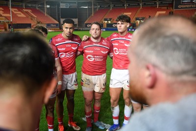 250426 - Scarlets v Vodacom Bulls - United Rugby Championship - Scarlets huddle at full time