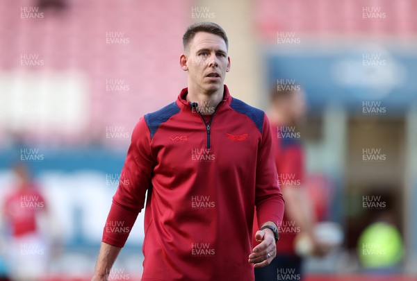 250426 - Scarlets v Vodacom Bulls - United Rugby Championship - Liam Williams coaching the Scarlets