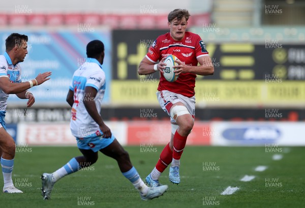 250426 - Scarlets v Vodacom Bulls - United Rugby Championship - Taine Plumtree of Scarlets 