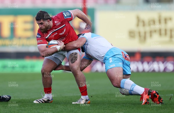 250426 - Scarlets v Vodacom Bulls - United Rugby Championship - Kemsley Mathias of Scarlets is tackled by Johan Grobbelaar of Bulls 