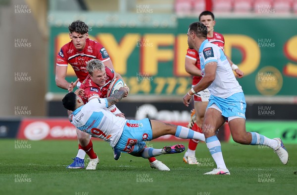 250426 - Scarlets v Vodacom Bulls - United Rugby Championship - Blair Murray of Scarlets is tackled by Embrose Papier of Bulls 