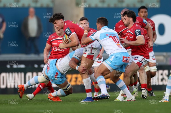250426 - Scarlets v Vodacom Bulls - United Rugby Championship - Eddie James of Scarlets is tackled by Marcell Coetzee of Bulls 