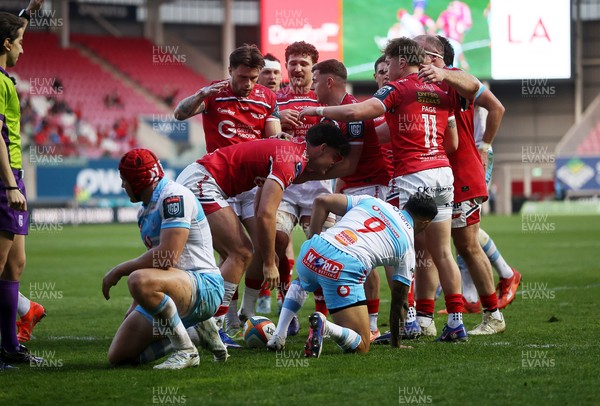 250426 - Scarlets v Vodacom Bulls - United Rugby Championship - Eddie James of Scarlets celebrates scoring a try with team mates