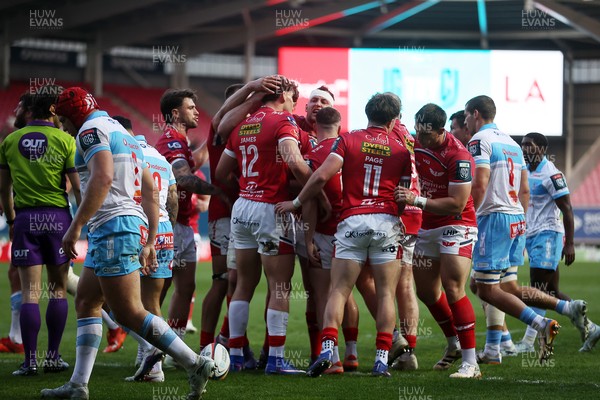 250426 - Scarlets v Vodacom Bulls - United Rugby Championship - Eddie James of Scarlets celebrates scoring a try with team mates