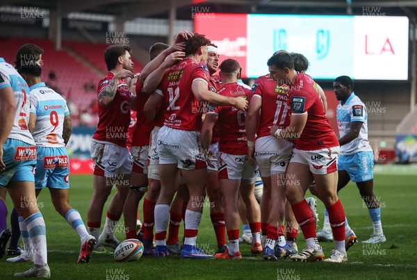 250426 - Scarlets v Vodacom Bulls - United Rugby Championship - Eddie James of Scarlets celebrates scoring a try with team mates
