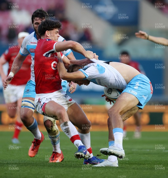 250426 - Scarlets v Vodacom Bulls - United Rugby Championship - David Kriel of Bulls has his jersey ripped off by Eddie James of Scarlets 