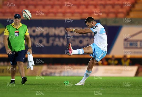 250426 - Scarlets v Vodacom Bulls - United Rugby Championship - Handre Pollard of Bulls kicks a penalty