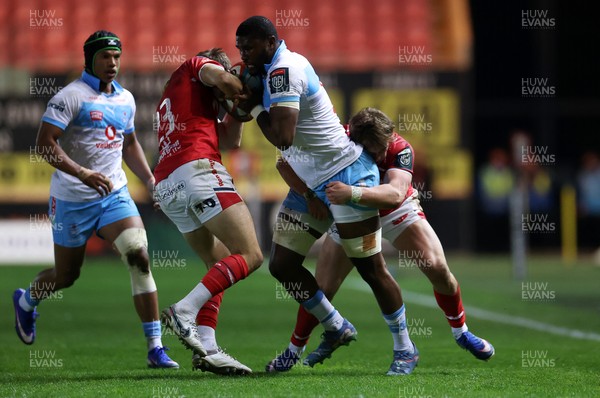 250426 - Scarlets v Vodacom Bulls - United Rugby Championship - Mpilo Gumede of Bulls is tackled by Ioan Jones of Scarlets 