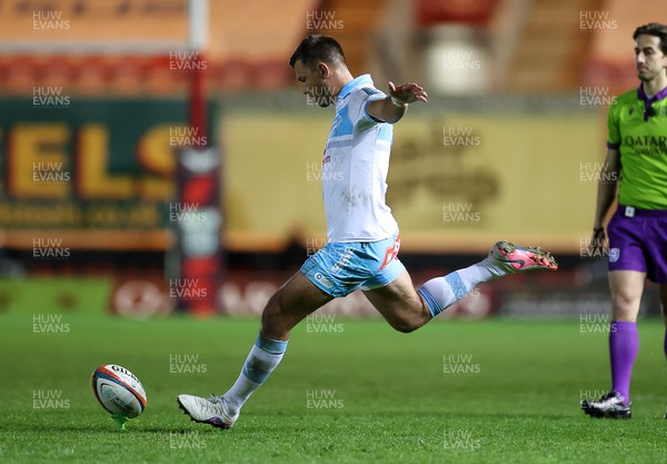 250426 - Scarlets v Vodacom Bulls - United Rugby Championship - Handre Pollard of Bulls kicks a penalty to win the game