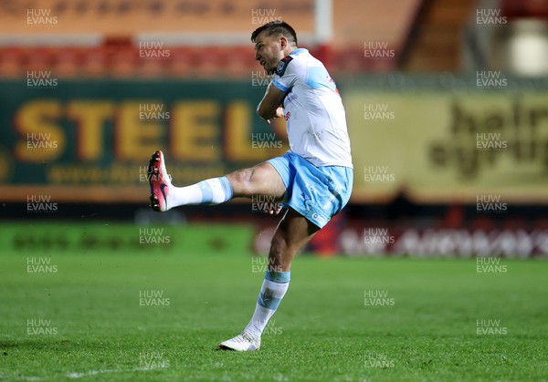 250426 - Scarlets v Vodacom Bulls - United Rugby Championship - Handre Pollard of Bulls kicks a penalty to win the game