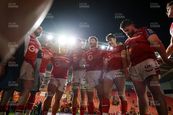 250426 - Scarlets v Vodacom Bulls - United Rugby Championship - Fletcher Anderson of Scarlets speaks in the team huddle