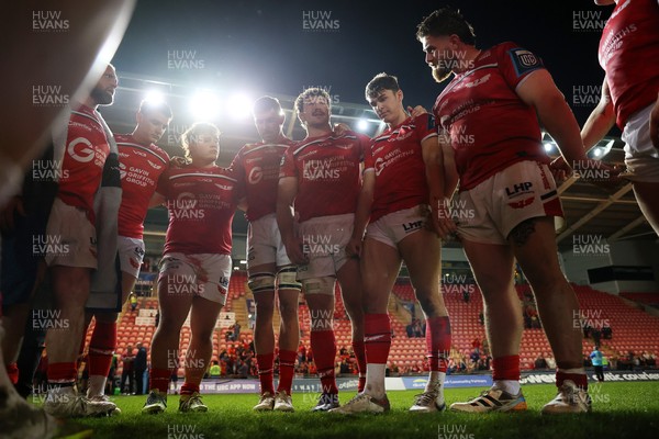 250426 - Scarlets v Vodacom Bulls - United Rugby Championship - Fletcher Anderson of Scarlets speaks in the team huddle