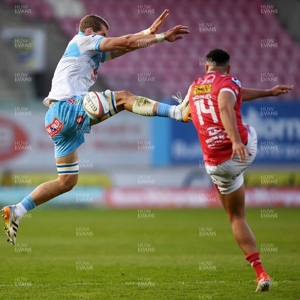 250426 - Scarlets v Vodacom Bulls - United Rugby Championship - Cameron Hanekom of Bulls blocks Callum Woolley of Scarlets kick