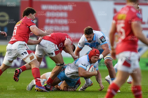 250426 - Scarlets v Vodacom Bulls - United Rugby Championship - Johan Grobbelaar of Bulls is challenged by Fletcher Anderson of Scarlets
