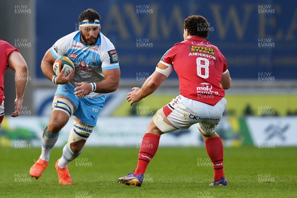250426 - Scarlets v Vodacom Bulls - United Rugby Championship - Gerhard Steenekamp of Bulls is challenged by Fletcher Anderson of Scarlets