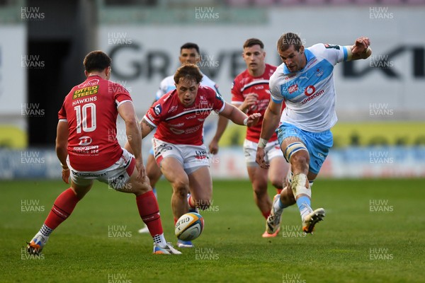 250426 - Scarlets v Vodacom Bulls - United Rugby Championship - Cameron Hanekom of Bulls is blocked by Joe Hawkins of Scarlets