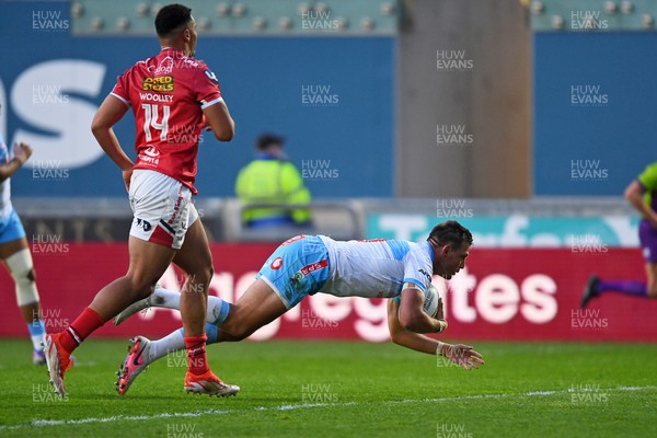 250426 - Scarlets v Vodacom Bulls - United Rugby Championship - Handre Pollard of Bulls scores a try
