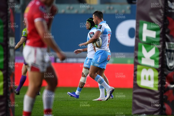 250426 - Scarlets v Vodacom Bulls - United Rugby Championship - Handre Pollard of Bulls celebrates scoring a try