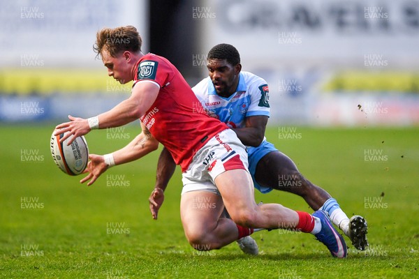 250426 - Scarlets v Vodacom Bulls - United Rugby Championship - Cheswill Jooste of Bulls is challenged by Macs Page of Scarlets