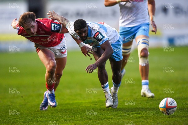 250426 - Scarlets v Vodacom Bulls - United Rugby Championship - Cheswill Jooste of Bulls is challenged by Macs Page of Scarlets