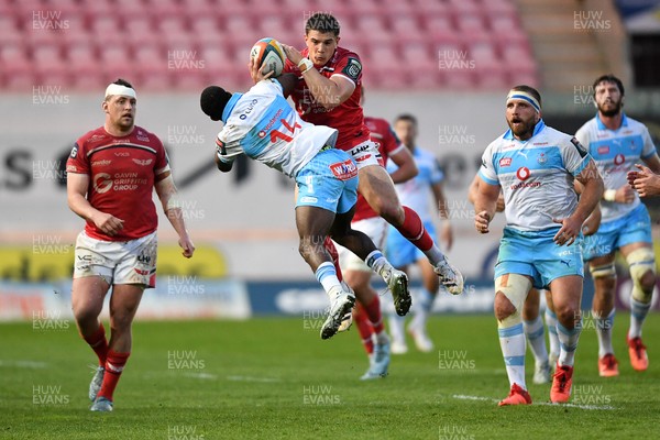 250426 - Scarlets v Vodacom Bulls - United Rugby Championship - Cheswill Jooste of Bulls is challenged by Joe Hawkins of Scarlets