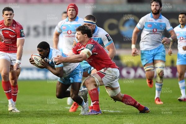 250426 - Scarlets v Vodacom Bulls - United Rugby Championship - Cheswill Jooste of Bulls is challenged by Fletcher Anderson of Scarlets