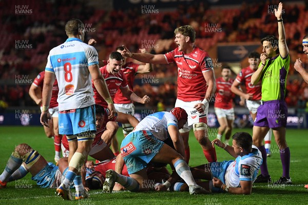 250426 - Scarlets v Vodacom Bulls - United Rugby Championship - Fletcher Anderson of Scarlets scores a try