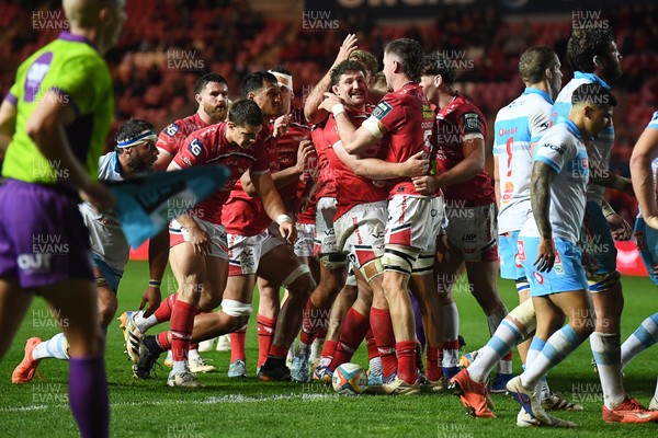 250426 - Scarlets v Vodacom Bulls - United Rugby Championship - Fletcher Anderson of Scarlets celebrates scoring a try with team mates